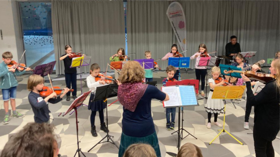 Die Fiddlekids spielen den „Fiddle-Kids-Rag“!